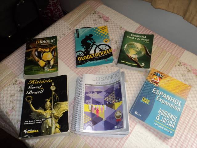 VENDO LIVROS E UMA APOSTILA BERNOULLI