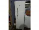 Uma geladeira duplex 365 L