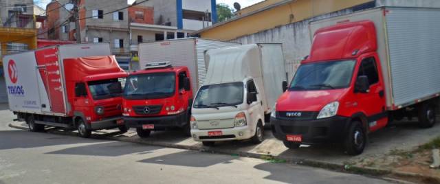 Frete, transporte caminhão 3/4 com plataforma elevatória