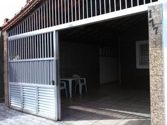 Casa bairro tupi, 02 dormitórios, suíte, banheiro com box, 02 vagas, lado praia