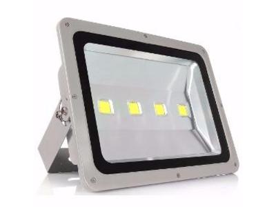 Manutenção em refletores de led