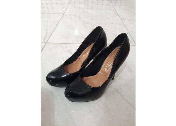 Vendo esses dois sapatos preto semi novos - Calçados