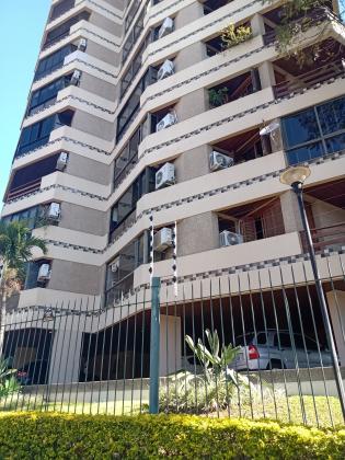 Aceito negociação! Ótimo apartamento de 130m2, no bairro Santa Cecília, com suíte, banheira, sa