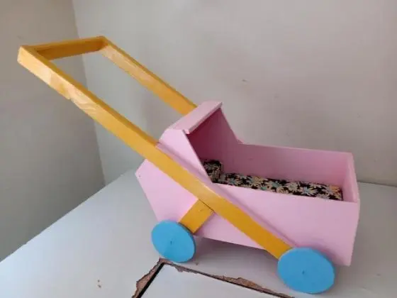 Carrinho de boneca em madeira
