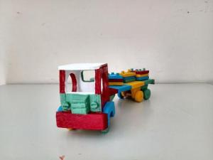 Caminhão pedagógico de madeira (com figuras geométricas)