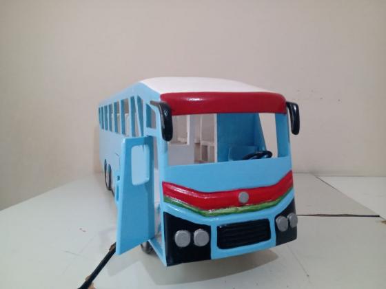 Ônibus de brinquedo em madeira pura