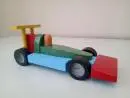 Carrinho Fórmula 1 de brinquedo em madeira
