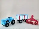 Trator, reboque e arado de brinquedo em madeira