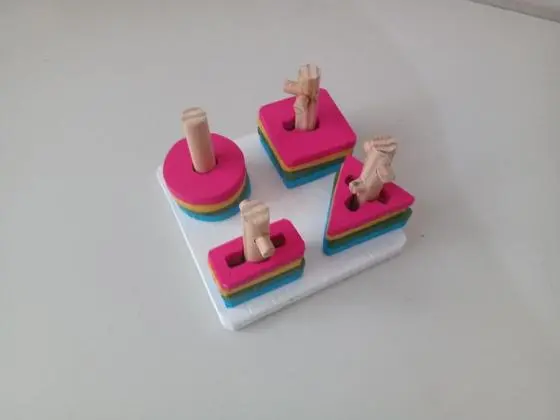 Torres de encaixe com figuras geométricas