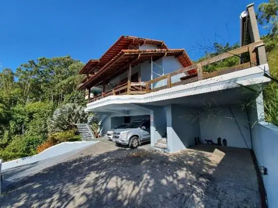 Vendo belíssima casa em condomínio em Cantagalo - Pendotiba, 5 quartos ou permuto por Icaraí e J