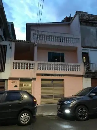 Sobrados com duas casas no fundo do quintal