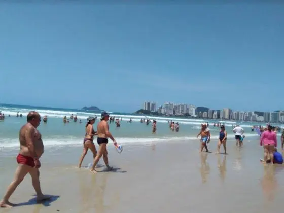 Apartamento Loft impecável há duas quadras da Praia das Pitangueiras no Guarujá