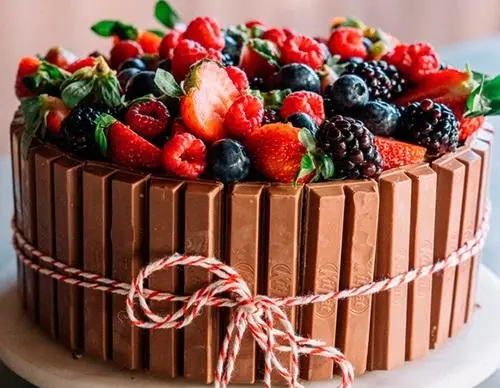 Bolo com Decoração de Kit Kat - Essence_Candy