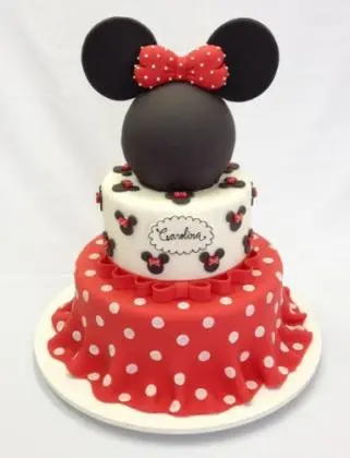 Bolo da Minnie em Pasta Americana em Formato de Vestido e Cabeço de Topo com Laço