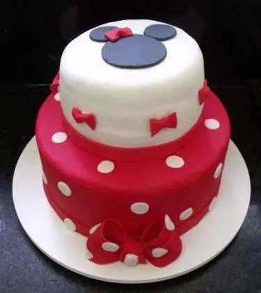 Bolo da Minnie Vermelho e Branco em Pasta Americana com detalhes em Laço, Babado e Bolinhas