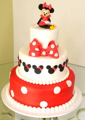 Bolo de 3 Andares da Minnie em Pasta Americana com Detalhes do Tema