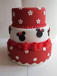 Bolo de 3 Andares em Pasta Americana da Minnie em Verelho e Branco com Rostinho, Flores, Laços e Ba