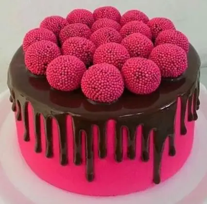 Bolo Rosa decorado com Brigadeiro - Essence_Candy