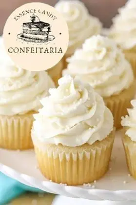 Cupcake com Chantilly Branco e Confeitos - Essence Candy