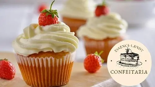 Cupcake com Cobertura de Chantilly Branco com Morango de Decoração - Essence Candy