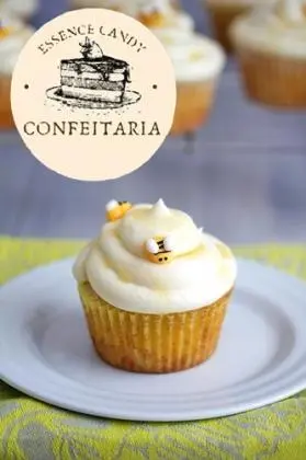 Cupcake com Cobertura de Chantilly Branco com Decoração de Abelha em Pasta Americana - Essence Can