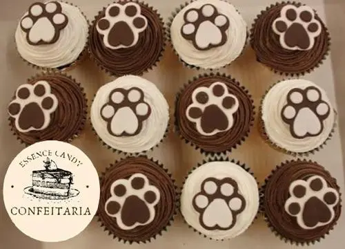 Cupcake com Cobertura de Chantilly e Decorção de Pata de Cachorro em Pasta Americana - Essence Can