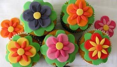 Cupcake com Decoração de Flor em Pasta Americana