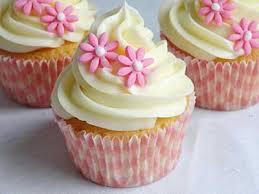 Cupcake de Baunilha com Cobertura de Chantilly e Decoração de Rosa em Pasta Americana