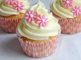 Cupcake de Baunilha com Cobertura de Chantilly e Decoração de Rosa em Pasta Americana