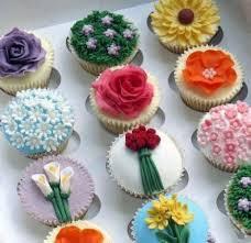 Cupcake de Baunilha com Decoração de Flor em Pasta Americana