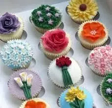 Cupcake de Baunilha com Decoração de Flor em Pasta Americana