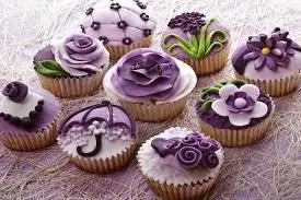 Cupcake de Baunilha com Decoração de Flores Lilás