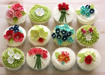 Cupcake de Baunilha com Decoração em ButterCream e Pasta Americana