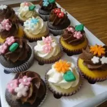 Cupcake de Baunilha e Chocolate Recheado com cobertura de Chantily e Doce de Leite Decoração com F