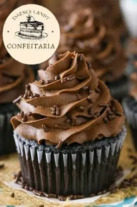 Cupcake de Chocolate com Cobertura de Chocolate e Granulados - Essence Candy