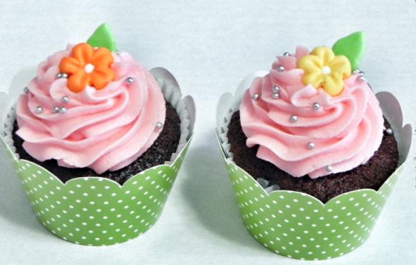 Cupcake de Chocolate, Recheado com Cobertura de Chantilly Rosa e Decorado com Florzinhas em Pasta Am