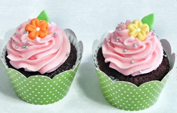 Cupcake de Chocolate, Recheado com Cobertura de Chantilly Rosa e Decorado com Florzinhas em Pasta Am