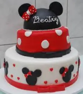 Bolo 2 Andares da Minnie em Pasta Americana, Branco e Vermelho no Topo com Cabeça, Nome e Laço