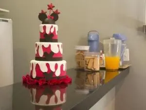 Bolo da Minnie 3 Andares Vermelho com Detalhes Branco, Saia sw Crepom Vermelho e Topo com a Cabeça 