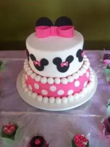 Bolo da Minnie Baranco e Rosa com Rostinhos e Bolinhas Brancas, Laço Simples e Orelinha no Topo em 