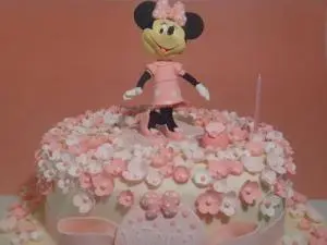 Bolo da Minnie Branco com Pequenas Flores em Diversos Tons de Rosa em Pasta Americana