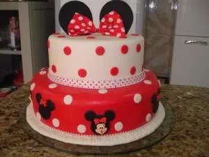 Bolo da Minnie de 2 Andares Vermelho e Branco com Bolinhas, Rostinho e Orelinha em Pasta Americana
