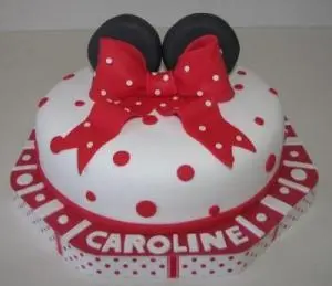 Bolo em Pasta Americana Branca da Minnie com Laço e Bolinhas Vermelhas