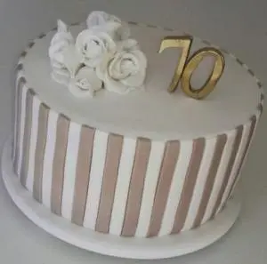 Bolo Listrado em Pasta Americana Barnco com Dourado - Aniversário de 70 Anos - Essence_Candy