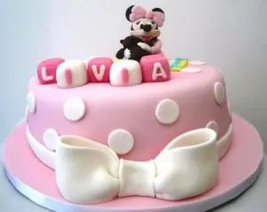 Bolo Rosa da Minnie com Laço Branco e Bolinhas em Pasta Americana