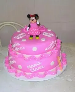 Bolo Rosa da Minnie de 2 Andares em Pasta Americana com Bolinhas Brancas, Laço e Babados
