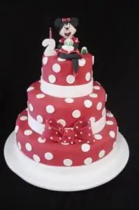 Bolo Vermelho da Minnie de 3 Andares com Detalhes em Branco em Pasta Americana