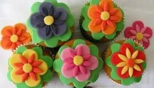 Cupcake com Decoração de Flor em Pasta Americana