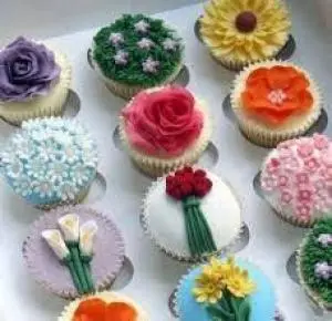 Cupcake de Baunilha com Decoração de Flor em Pasta Americana