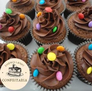Cupcake de Chocolate com Cobertura de Chocolate e M&M's de Decoração - Essence Candy